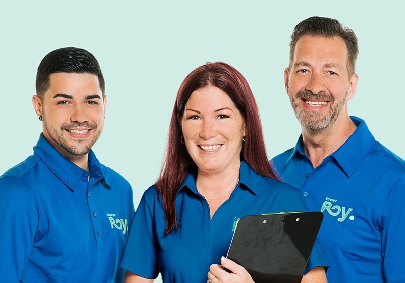 L’équipe de Services Roy, en uniforme aux couleurs de l’entreprise.